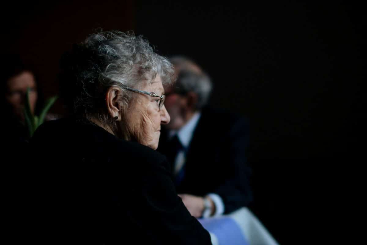 une dame âgée en maison de retraite
