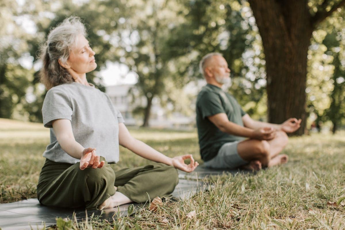 senior méditation