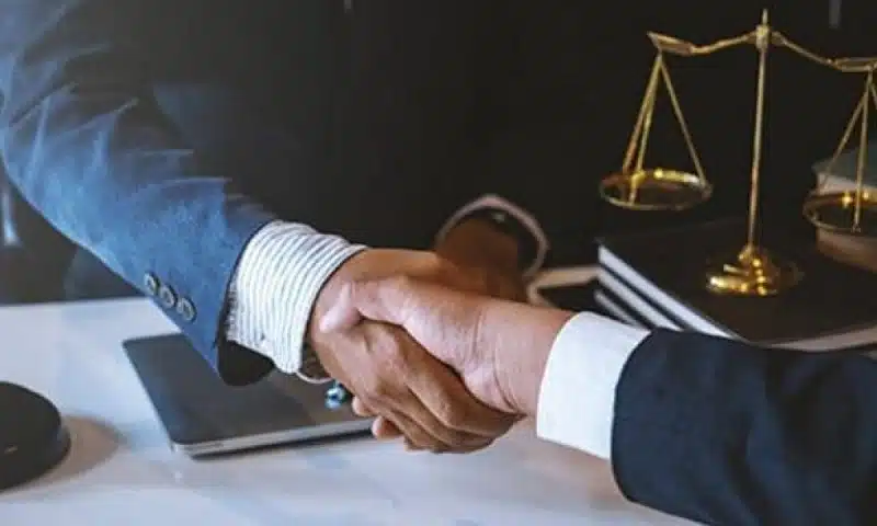 Comment choisir le bon avocat en droit du permis de conduire
